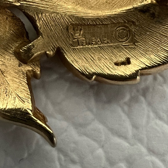 VTG CROWN TRIFARI RHINESTONE GREEN STRAWBERRY PIN BROOCH GOLD TONE - Picture 7 of 7